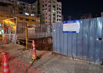 Lugar donde dos personas perdieron la vida al caer el vehículo en una excavación de un edificio que se construirá en esta intersección. - Foto: Jairon Severino.