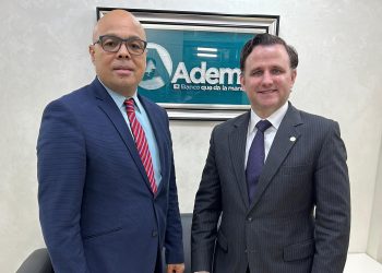 Jairon Severino y Andrés Bordas, presidente ejecutivo de Ademi. - Fuente externa.