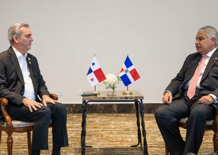 Presidente de República Dominicana, Luis Abinader, junto al presidente de Panamá, José Raúl Mulino. - Fuente externa.
