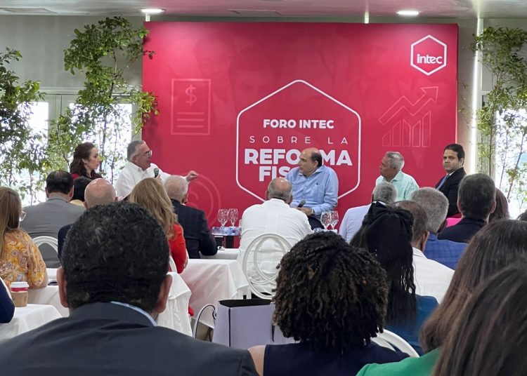 José Luis de Ramón, Isidoro Santana y Ríchard Medina, durante el panel. - Fuente externa.