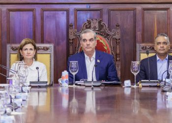 De izquierda a derecha: Raquel Peña, vicepresidente de República Dominicana; Luis Abinader, jefe de Estado; y Joel Santos, ministro de la Presidencia. - Fuente externa.