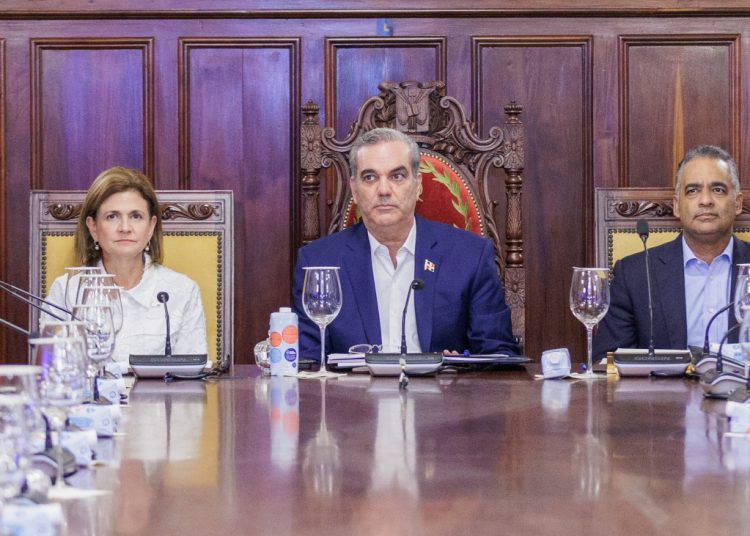 De izquierda a derecha: Raquel Peña, vicepresidente de República Dominicana; Luis Abinader, jefe de Estado; y Joel Santos, ministro de la Presidencia. - Fuente externa.