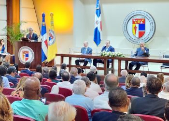 En el pódium Julio Cross Frías. Le acompañan Frank Moya Pons, Magín Díaz e Isidoro Santana. - Fuente externa.