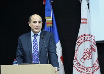José Luis de Ramón durante presentación de libro. - Fuente externa.