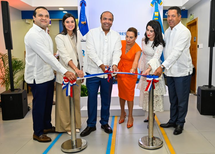 1- El presidente ejecutivo del Banco de Reservas, Samuel Pereyra, corta la cinta inaugural de la nueva oficina Plaza Paseo del Mar, en Bávaro, junto a José Manuel Almonte, Fraysis Moronta, Haydee Kuret de Rainieri, Marjorie Nanita Molina e Ysidro García. - Fuente externa.