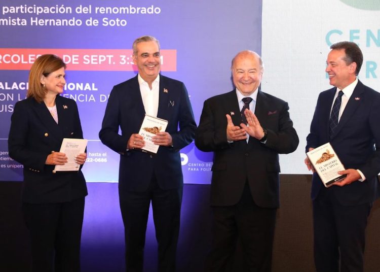 Raquel Peña, Luis Abinader, Hernando de Soto y Víctor Bisonó. - Fuente externa.