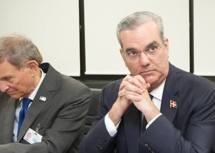 Presidente Luis Abinader, junto al canciller Roberto Álvarez. - Fuente externa.