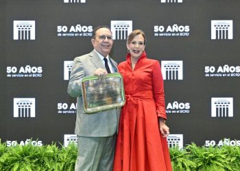 Héctor Valdez Albizu y Clarissa de la Rocha, gobernador y vicegobernadora del Banco Central, respectivamente. - Fuente externa.