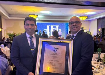Jairon Severino y Esteban Delgado con la placa de reconocimiento. - Fuente externa.