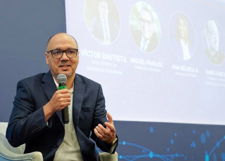 Chris Corcino, fundador de la empresa de "software" Intellisys, quien abordó el tema de la inteligencia artificial. - Fuente externa.