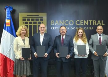 Firma de acuerdo entre la Unión Europea y BCRD por programa regional “Enverdecer el sistema financiero del Caribe”.- Fuente externa.