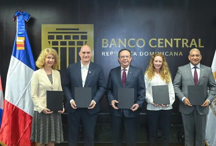 Firma de acuerdo entre la Unión Europea y BCRD por programa regional “Enverdecer el sistema financiero del Caribe”.- Fuente externa.