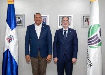El director ejecutivo de Pro Consumidor, Eddy Alcántara y Mario Pujols, vicepresidente ejecutivo de la AIRD.- Fuente externa.