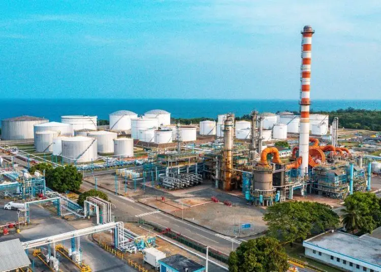Aguilera insistió en que desde hace 52 años, la refinación de petróleo en el país se realiza en Refidomsa, por lo que resulta una mentira la vinculación que se hace de la República Dominicana en la indicada nota periodística.- Fuente externa.