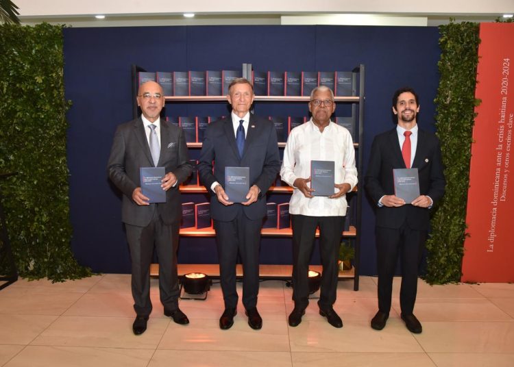 Este libro una recopilación exhaustiva de discursos, posiciones y comunicados emitidos por el Gobierno dominicano en respuesta a la dinámica cambiante y los desafíos persistentes en la relación domínico-haitiana.- Fuente externa.