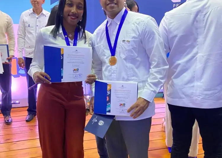 Los finalistas, Esmailin Castro y Jordany Reyes, han sido beneficiarios del programa de becas, obteniendo una cobertura total para estudiar la carrera de Turismo.- Fuente externa.