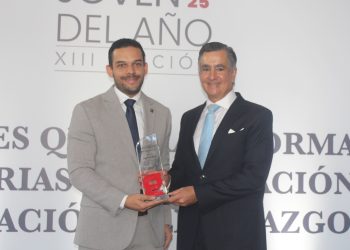 Martí recibió este honor de manos de Radhamés Martínez, expresidente de la Asociación Nacional de Jóvenes Empresarios (ANJE), destacando así su contribución al bienestar social y al desarrollo sostenible del país.