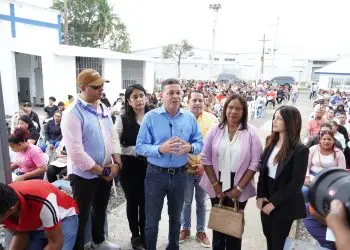 El director general de Proindustria, Rafael Cruz Rodríguez, realizó un recorrido por la feria de empleo en compañía de la gobernadora de la provincia Monseñor Nouel, Adela Tejada, y el alcalde de Bonao, Eberto Núñez. - Fuente externa.