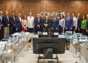 Junta directiva del CONEP junto a Celso Marranzini, presidente del CUED y el ministro de Energía y Minas, Joel Santos.- Fuente externa.