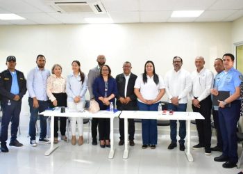 La reunión contó, además, con la participación de Joan López, consultor jurídico de Agricultura; el director regional Nordeste, Frank Ventura; el director regional de Educación 07, Wilson Ortega; la directora provincial de Salud Duarte, Zeneida Antigua y la procuradora de Medio Ambiente, María Brito.- Fuente externa.