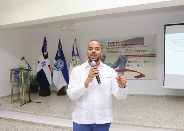 Martínez Nova explica que la IA aplicada en el sector educativo facilita la personalización del aprendizaje.