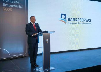 El presidente ejecutivo de Banreservas, Leonardo Aguilera, habla en el Desayuno Empresarial.