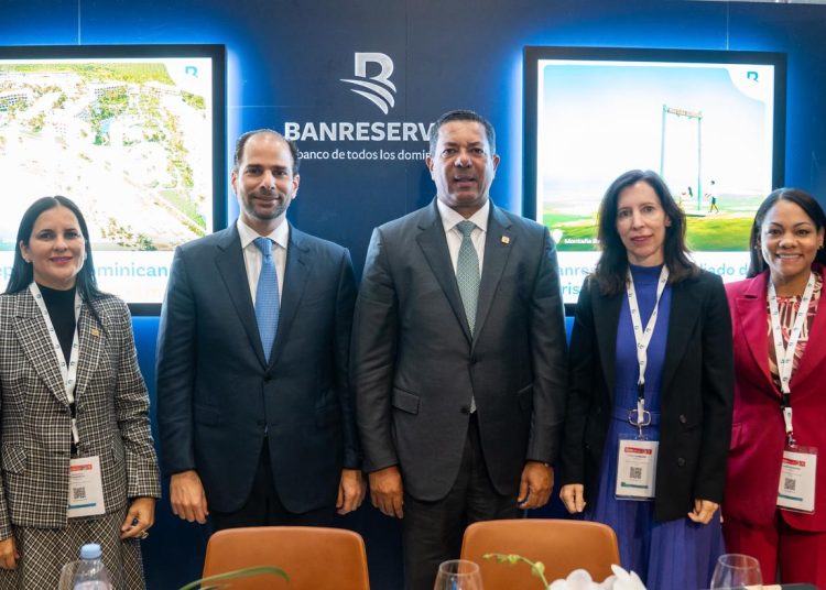 Ejecutivos de Banreservas se reúnen con inversionistas hoteleros en la feria de turismo Top Resa 2025.