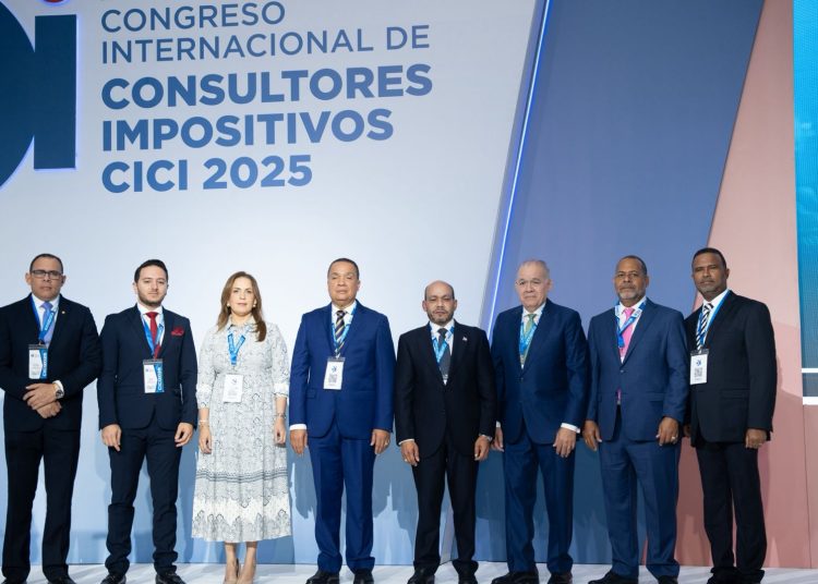 En el acto de apertura del evento el gobierno estuvo representado por el director general de Impuestos Internos, Luis Valdez.