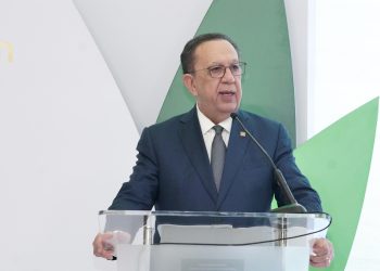 Valdez Albizu expresó que la sostenibilidad no es solo un tema ambiental, sino también económico y de inclusión social.