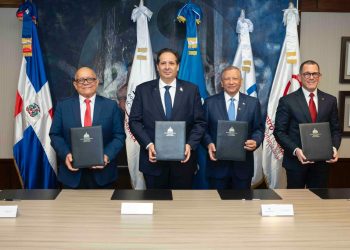 Pedro José Sing Ureña, director del Hemocentro; Víctor Elías Atallah, ministro de Salud Pública y Asistencia Social; Leonardo Aguilera Batista, presidente ejecutivo de Banreservas; y José Rivera Gabirondo, vicepresidente ejecutivo de ARS Reservas.