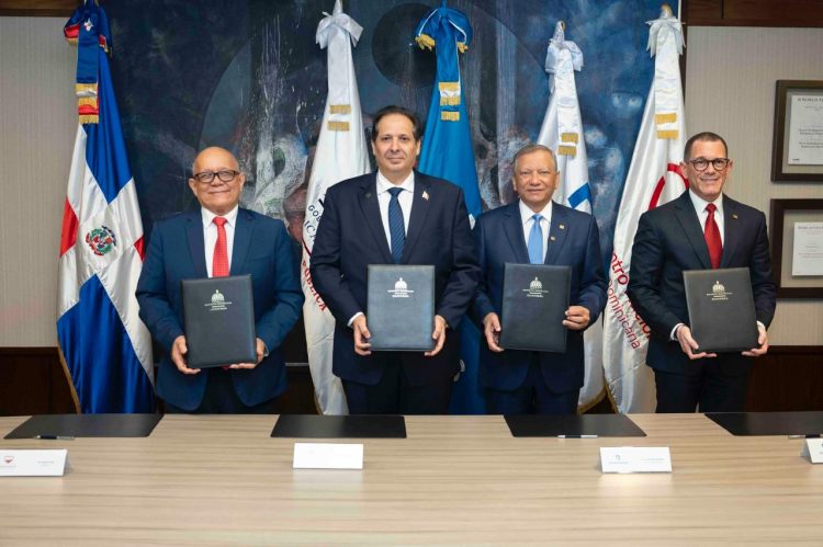 Pedro José Sing Ureña, director del Hemocentro; Víctor Elías Atallah, ministro de Salud Pública y Asistencia Social; Leonardo Aguilera Batista, presidente ejecutivo de Banreservas; y José Rivera Gabirondo, vicepresidente ejecutivo de ARS Reservas.