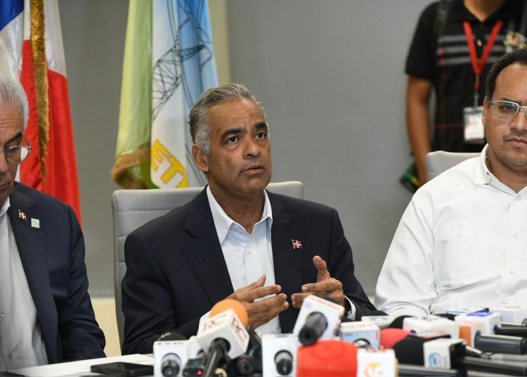 "En estos momentos ya contamos con más de 527 megavatios generando", anuncia ministro de Energía y Minas.