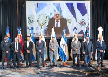 En la actividad el gobernador Valdez Albizu estuvo acompañado por funcionarios del BCRD.