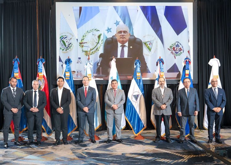 En la actividad el gobernador Valdez Albizu estuvo acompañado por funcionarios del BCRD.