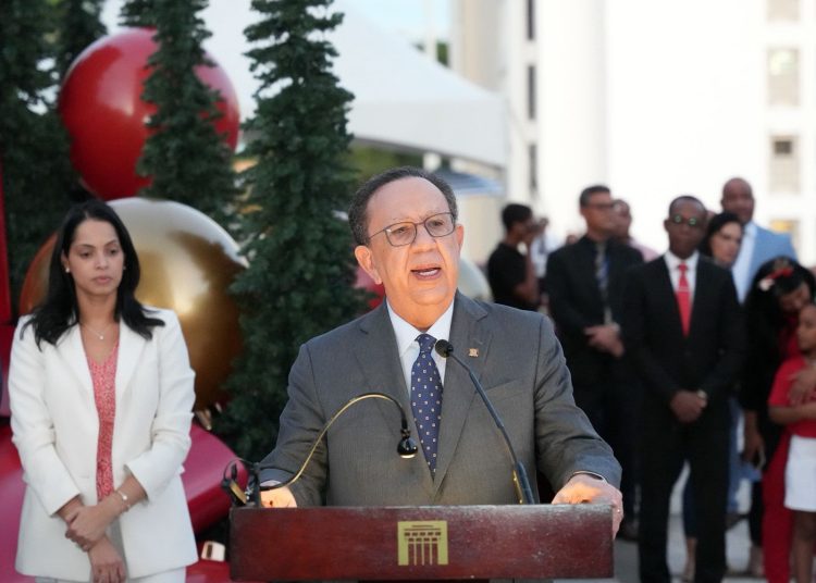 El encendido estuvo encabezado por el gobernador, Héctor Valdez Albizu.