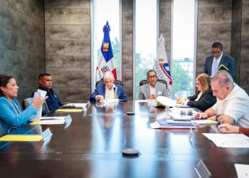 La comisión aeroportuaria está presidida por los titulares de Obras Públicas; del Departamento Aeroportuario; de Turismo, y de la Dirección General de Aduanas, el IDAC, el Cesac y Migración.