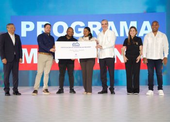 Titular del Mived señaló que el Gobierno otorga un subsidio que representa casi un 50% del valor de la vivienda.