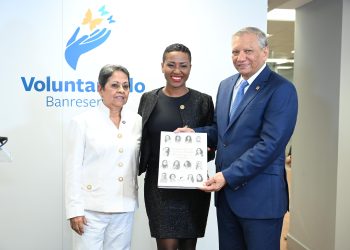 La autora del libro, la periodista Indhira O. Lora de Fernández, agradeció al Voluntariado Banreservas por apoyar la publicación.