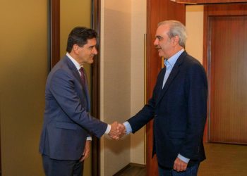 A su llegada, el mandatario dominicano fue recibido por Su Excelencia Huda Al Hashimi, ministra del Gobierno de los EAU y de Gabinete para Asuntos Estratégicos.