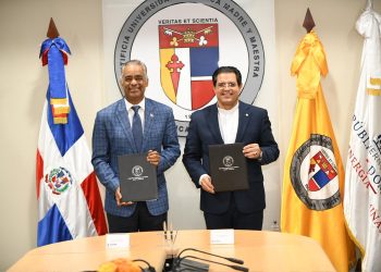 El ministro Joel Santos y el rector Secilio Espinal durante la firma del convenio interinstitucional.