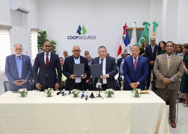 La firma del convenio estuvo encabezada por los presidentes de los Consejos de Administración de ambas entidades, el profesor Santiago Portes, por Coopnama, y Manuel Gutiérrez, por Coopseguros.
