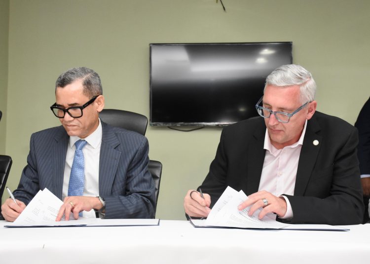 El acuerdo fue suscrito por el ministro de Trabajo, Eddy Olivares Ortega, y el secretario generaladjunto de la ITF, Rob-Johnston.