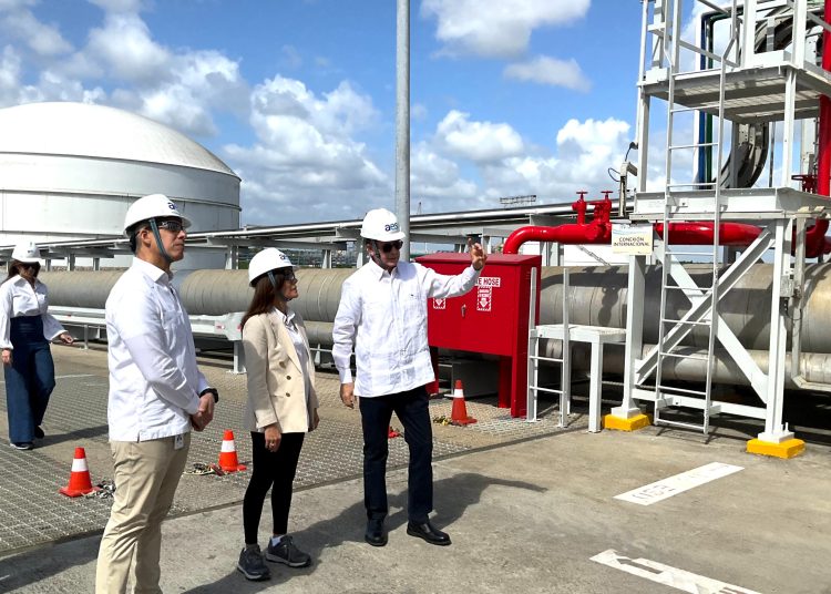 De los Santos expuso a la embajadora la relevancia de esta plataforma energética, destacando que la inversión realizada por la empresa hasta la fecha supera los US$2,400 millones.