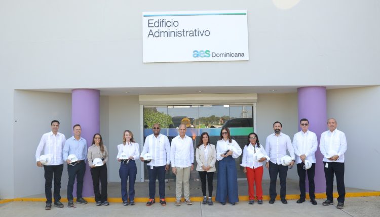 Embajadora de EE.UU. en RD visita AES y reconoce contribución de inversión energética estadounidense en el país