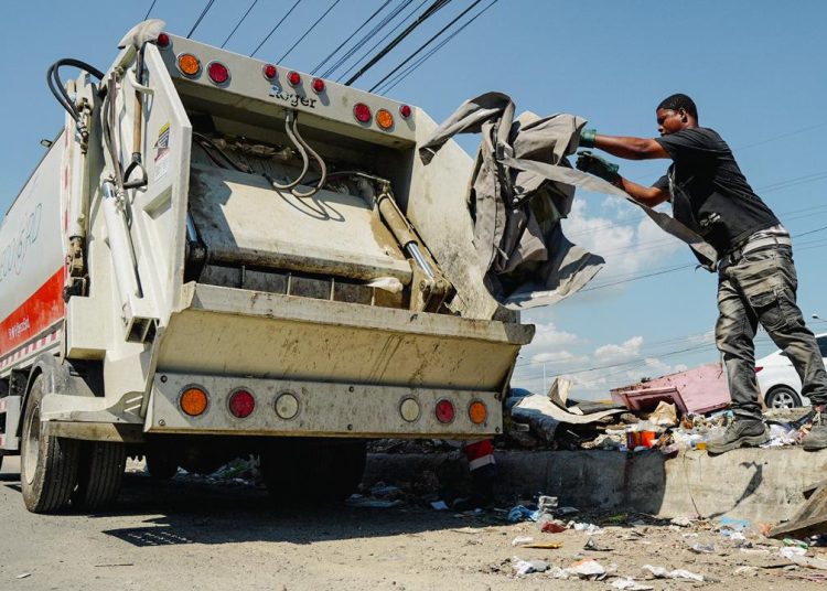 En Los Alcarrizos, las labores impactaron los sectores Las Mercedes (calle 20), Parque Las Toronjas, Sávica y la calle 14.