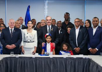 El mandatario llama a dominicanos a aprovechar las ventajas que le ofrece el pais sudamericano.