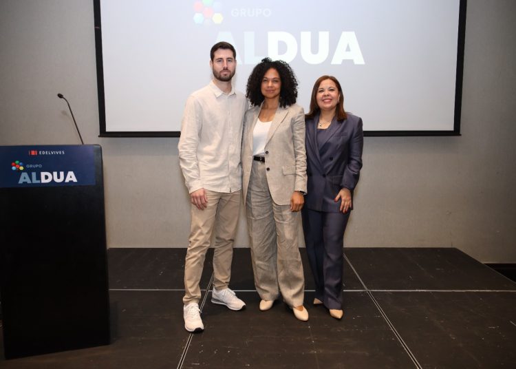 Alejandro Llamas, Isabel Mercedes y Gabriella Huguet.