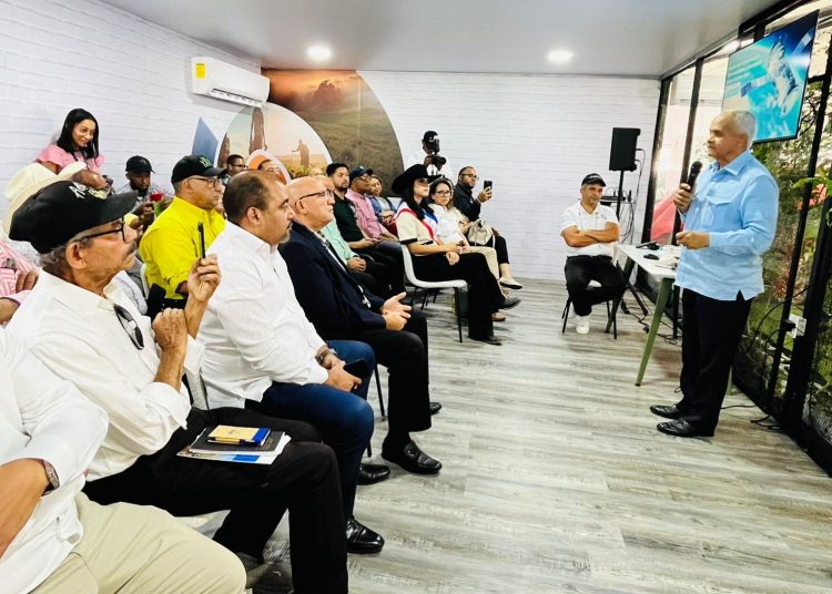 Osmar Benítez dice impacto automatización agrícola reduce dependencia mano de obra no calificada.