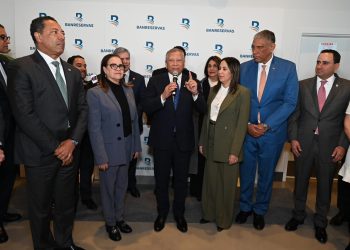 El presiente ejecutivo de Banreservas, Leonardo Aguilera, junto a miembros del Consejo de Directores; el cónsul General en la ciudad de Nueva York, Jesús Vásquez; y otros ejecutivos de Banreservas.