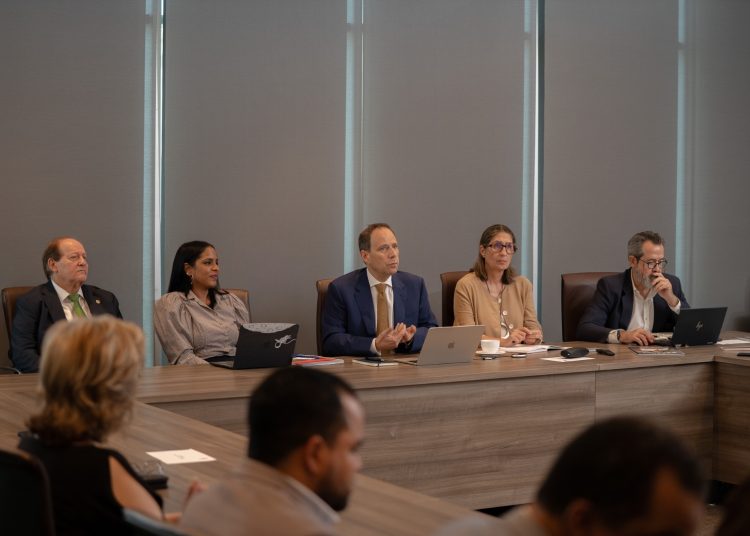 Manuel González, director técnico de la ABA; Pamela Castillo, directora de Comunicación y Marketing de la ABA; Fernando Prado y Natalia Arenzana, socios de Reputation Lab, y Adrián Cordero, fundador de Leaderworld Corporate Affairs.